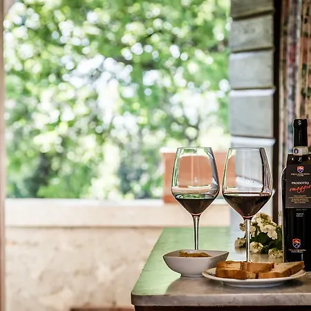 Bauernhof Acquaviva Wine *